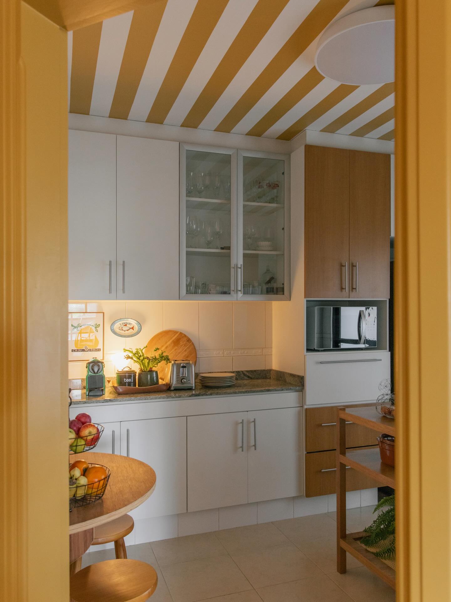 decoração divertida e colorida em cozinha amarela e branca.