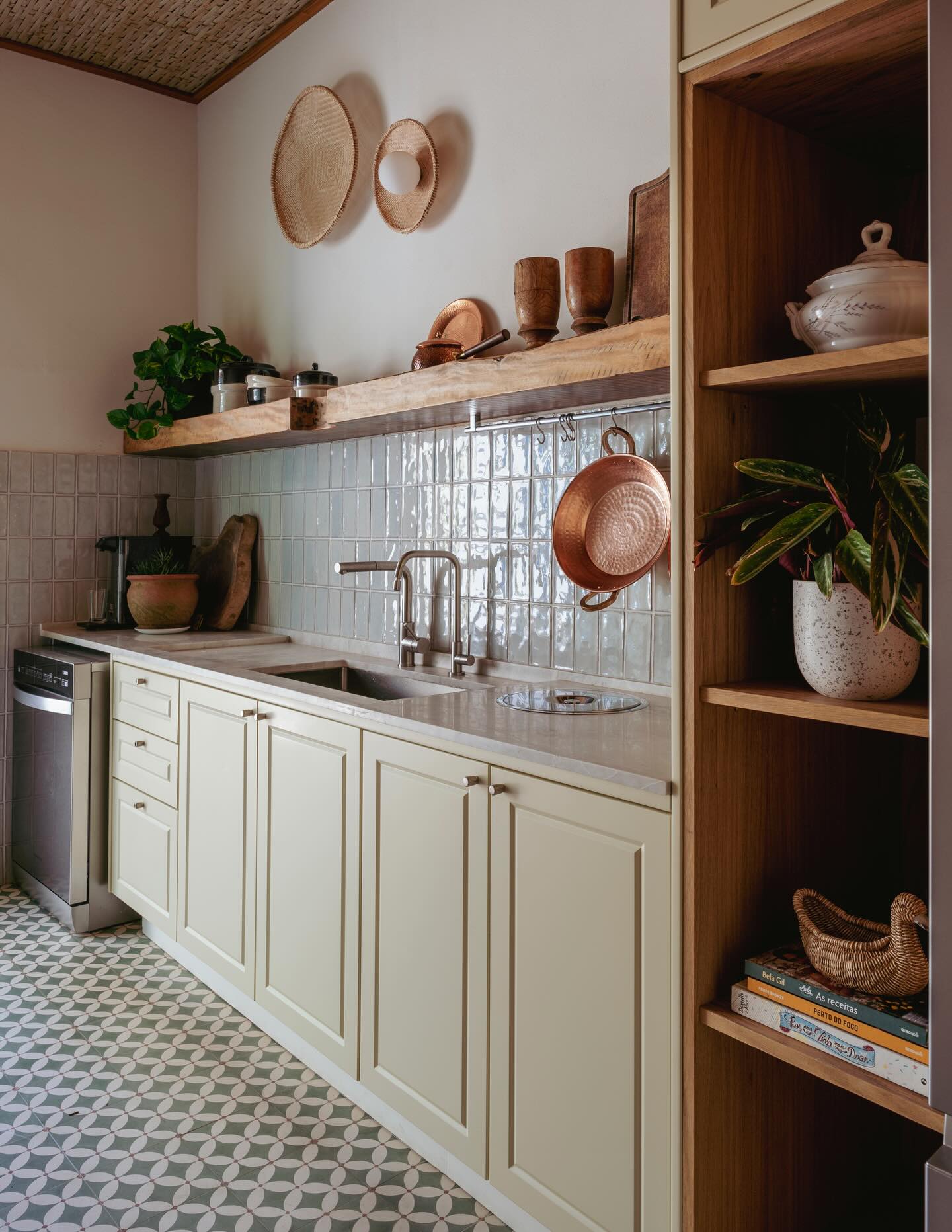 cozinha rústica com azulejos e prateleiras de madeira