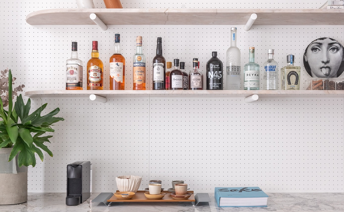 bar de parede com prateleiras na decoração interna.