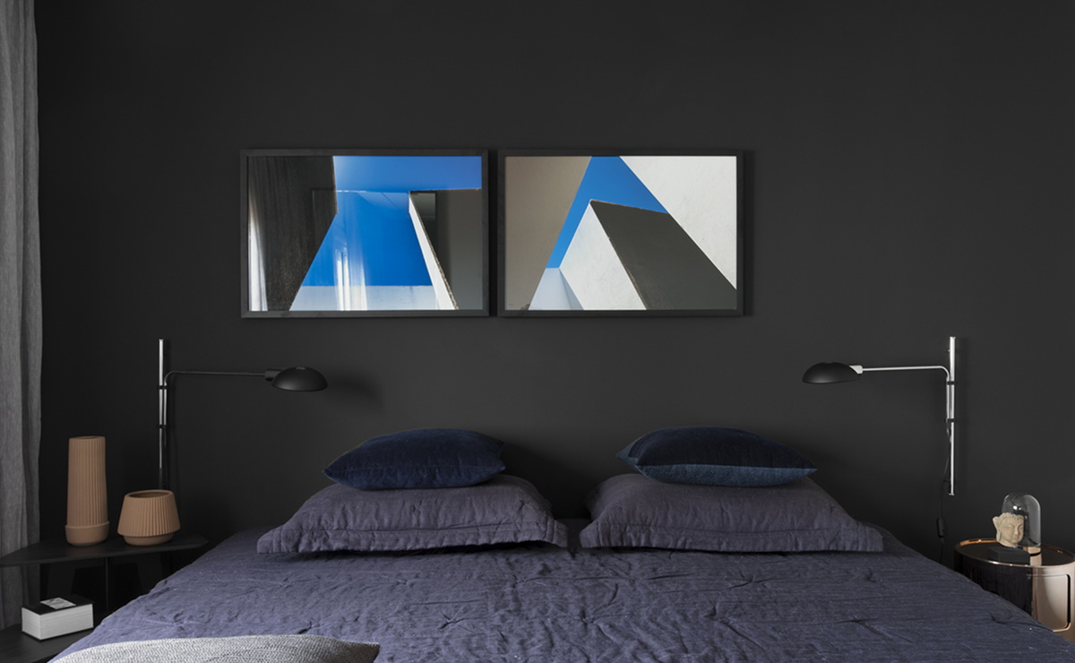 quarto com parede preta e decoração simples.