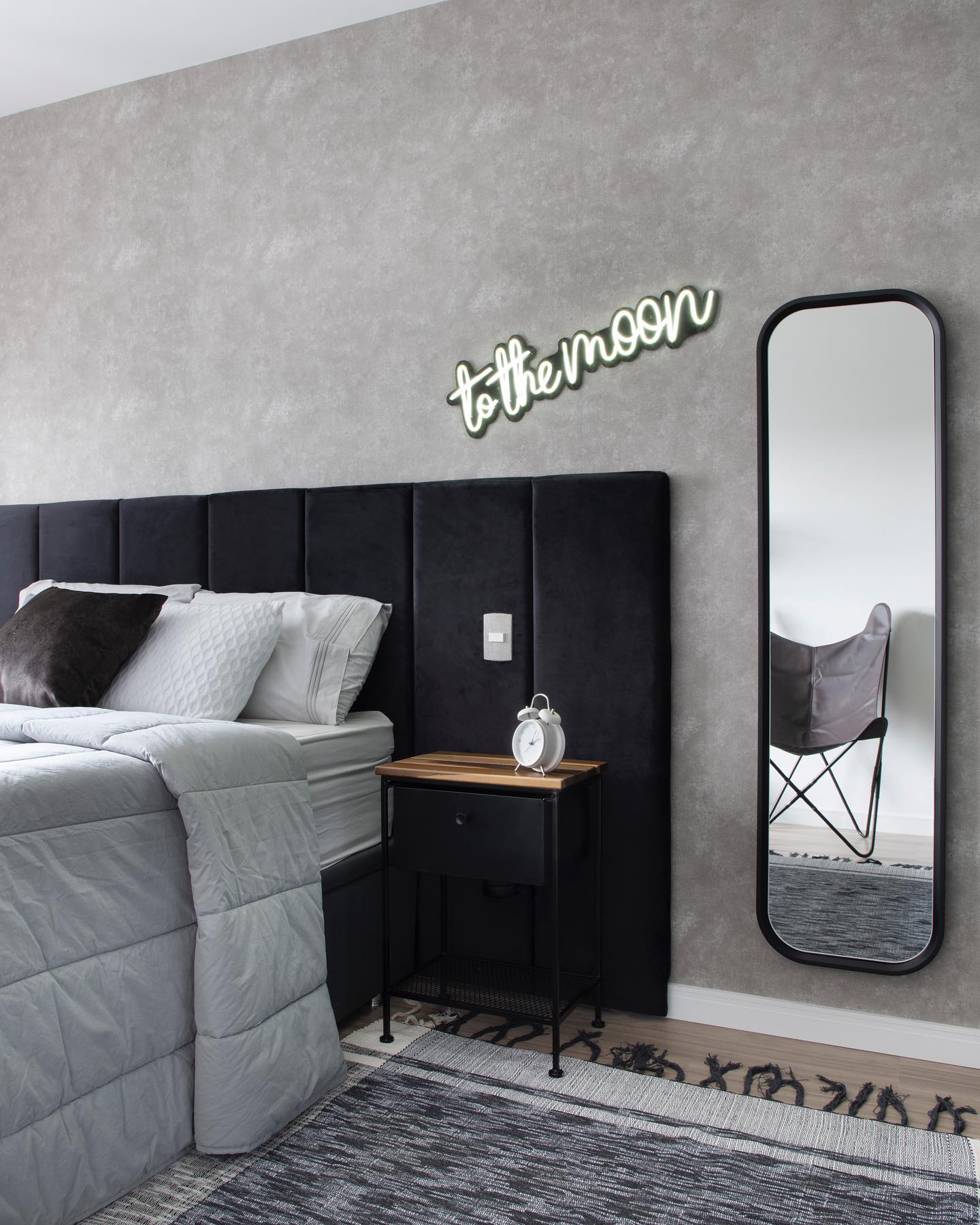 quarto preto e cinza com decoração despojada e moderna.