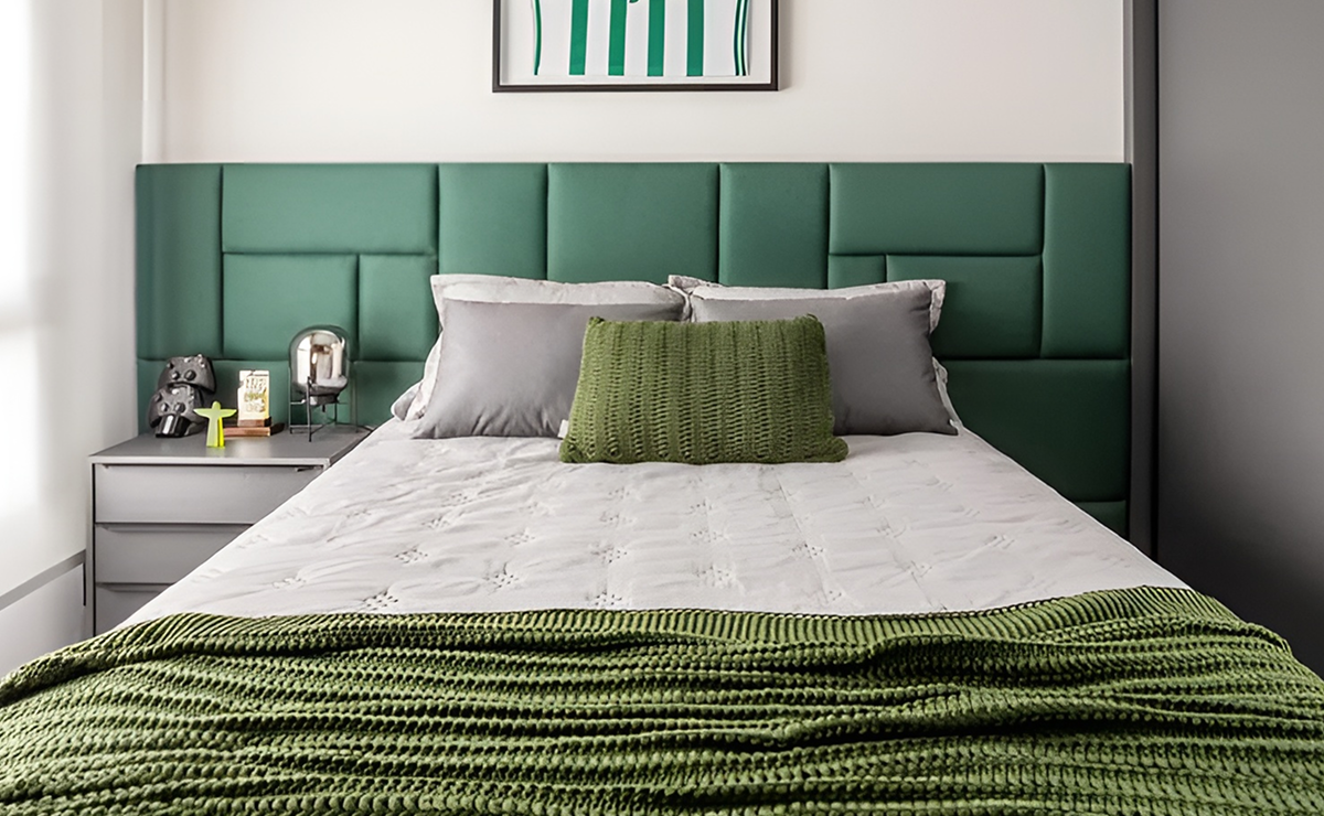 quarto com decoração em tons de verde.