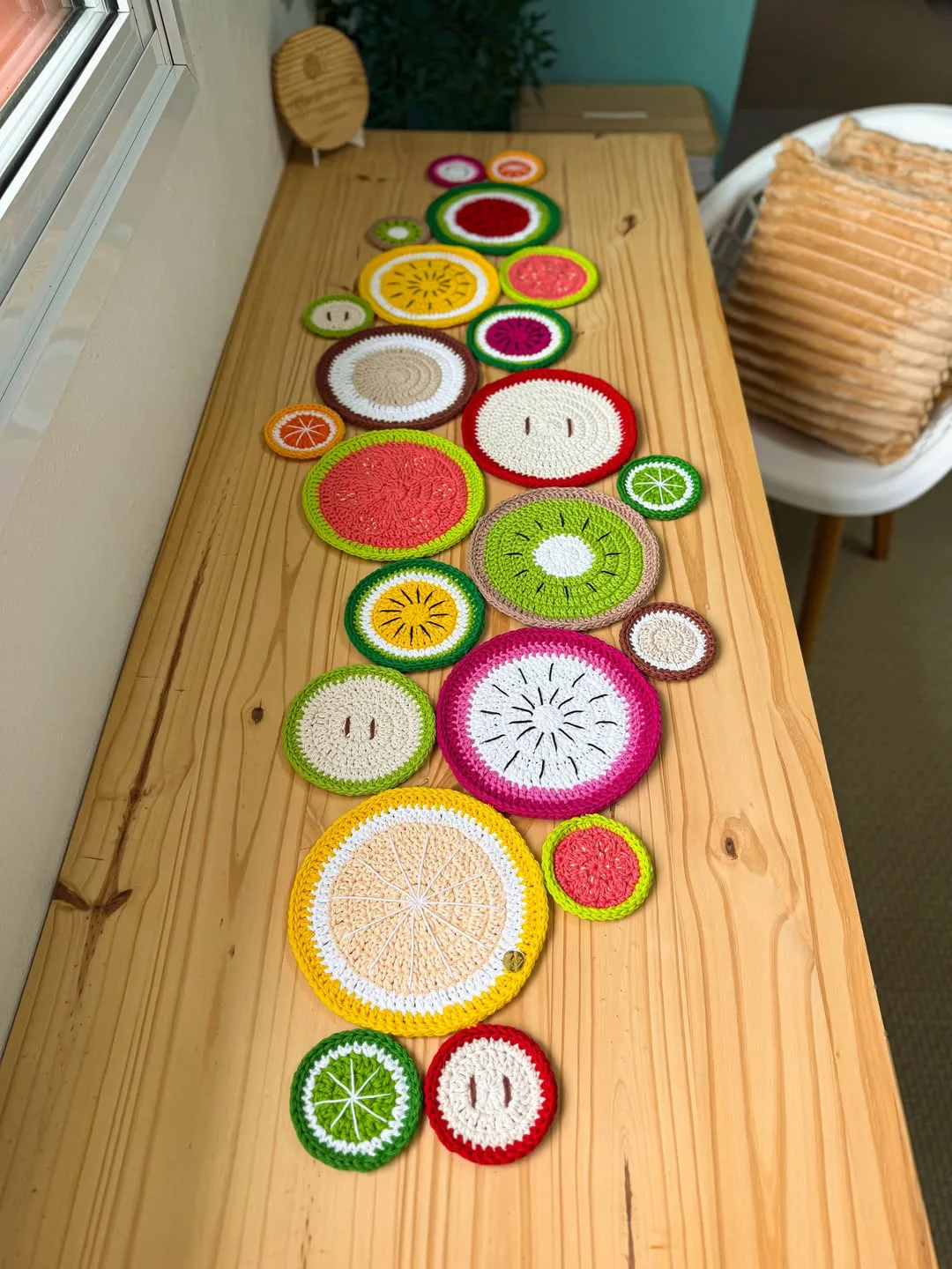 trilho de mesa em crochê colorido com desenho de frutas.