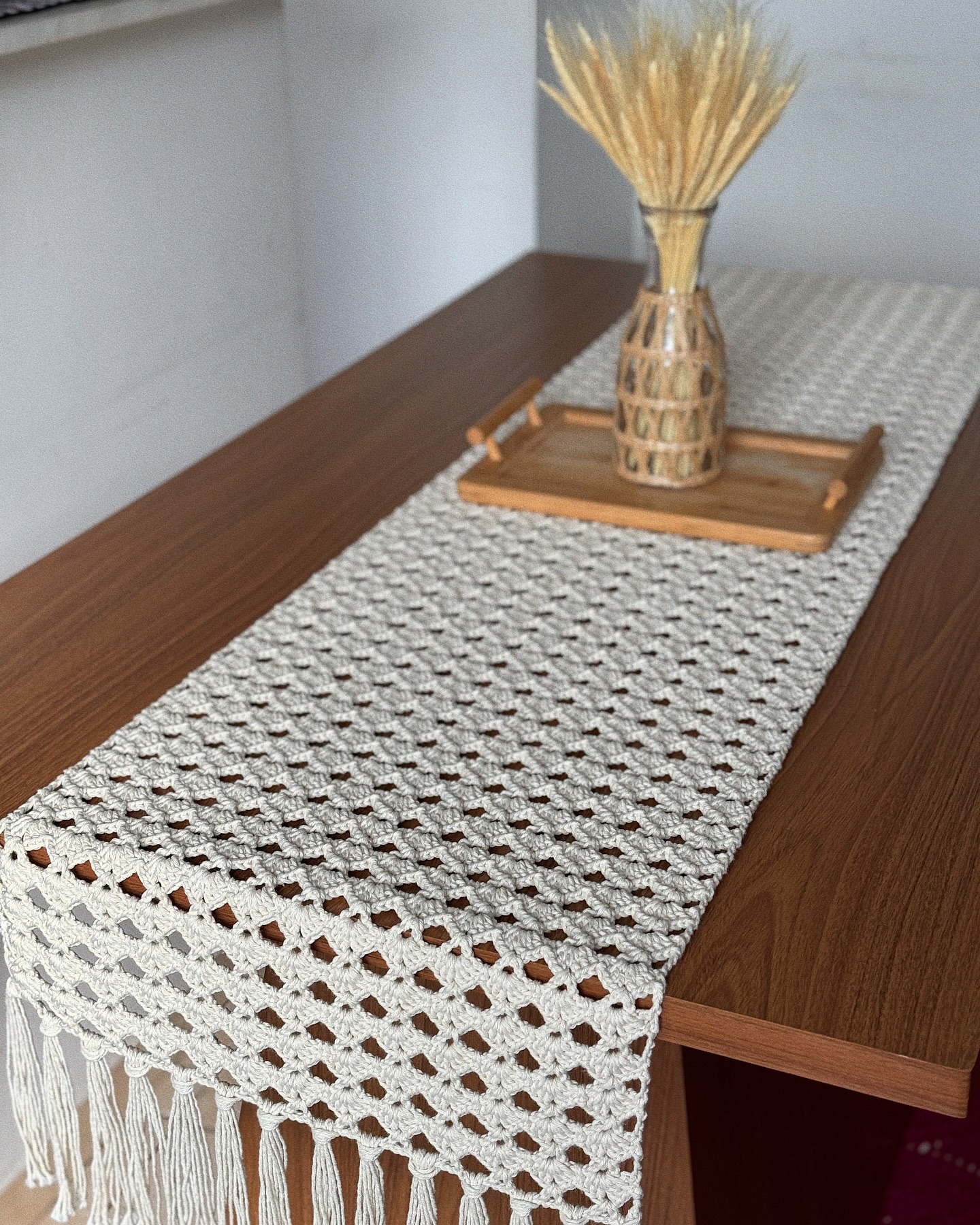 caminho de mesa de crochê para decoração boho.