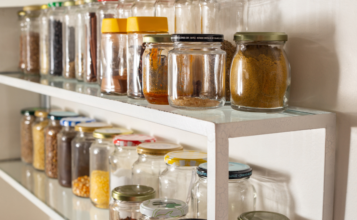 Como reutilizar vidros na decoração e organização da casa