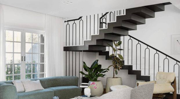 sala com corrimão preto