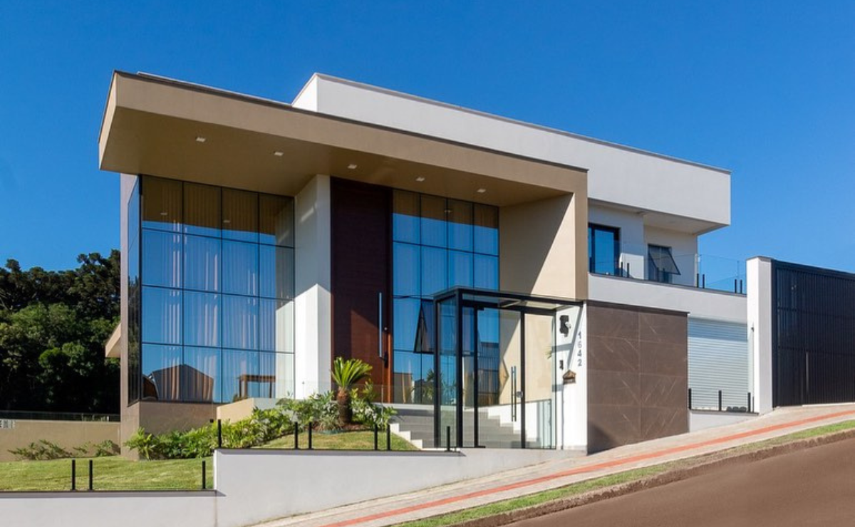 Platibanda: estilo e funcionalidade para uma fachada contemporânea