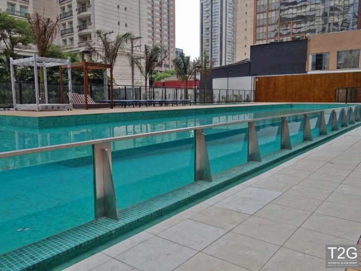 Foto de piscina de vidro 39 - 27