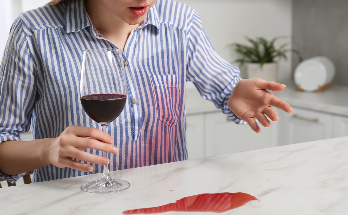 13 métodos para tirar mancha de vinho da roupa