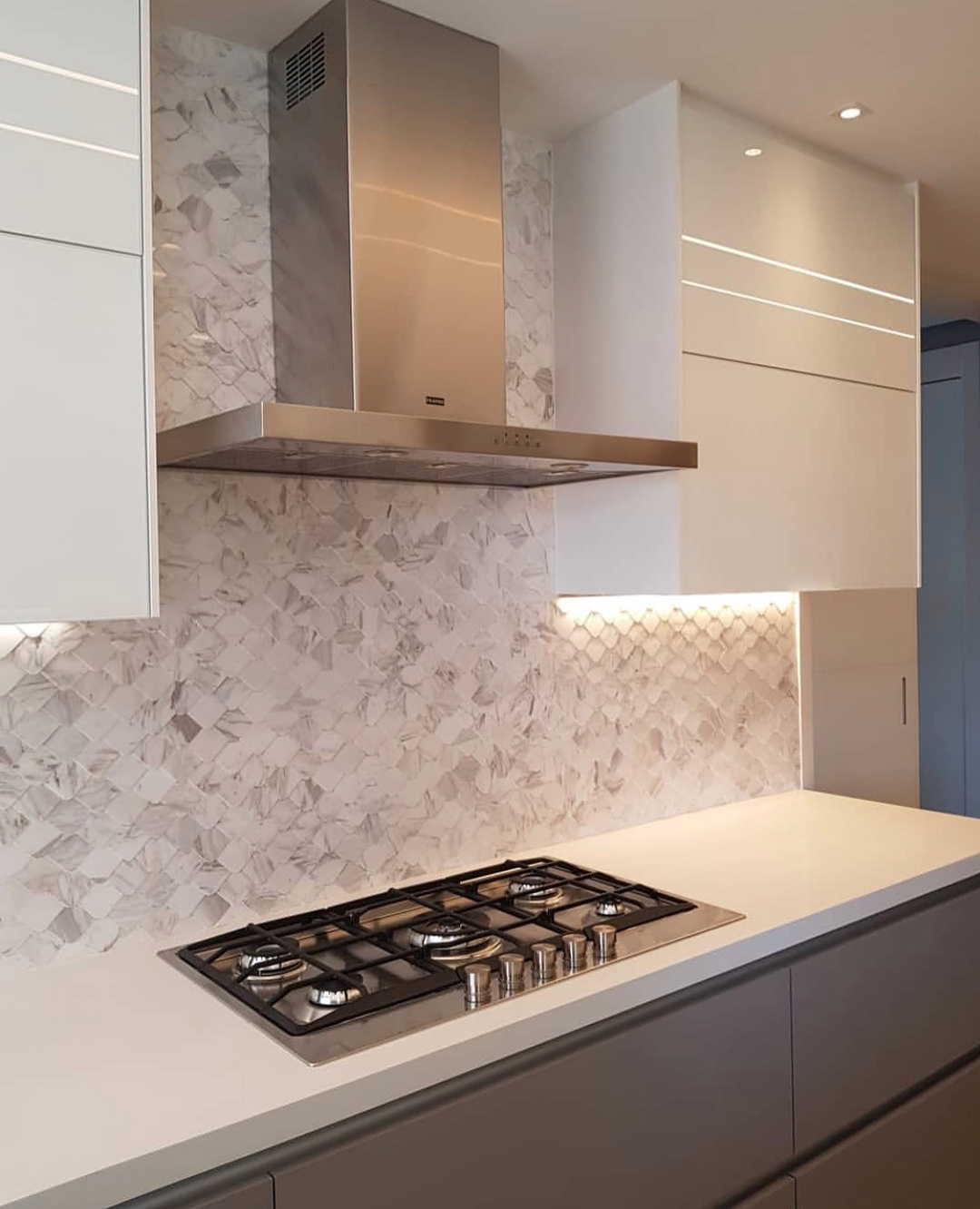 Mármore Carrara: 50 ambientes sofisticados com esta pedra clássica