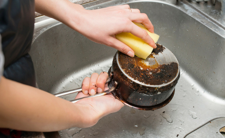 Como limpar panela queimada: 11 métodos e dicas infalíveis