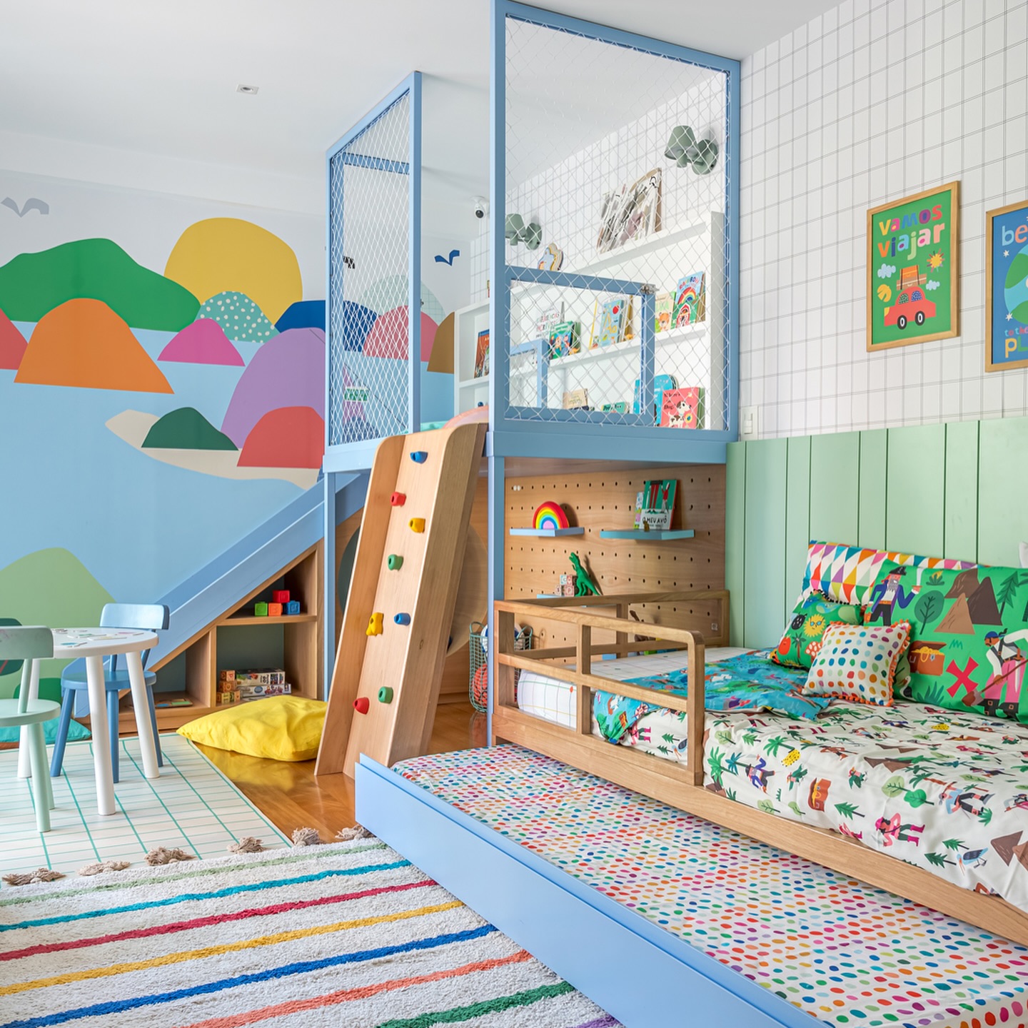 quarto infantil colorido com bicama.