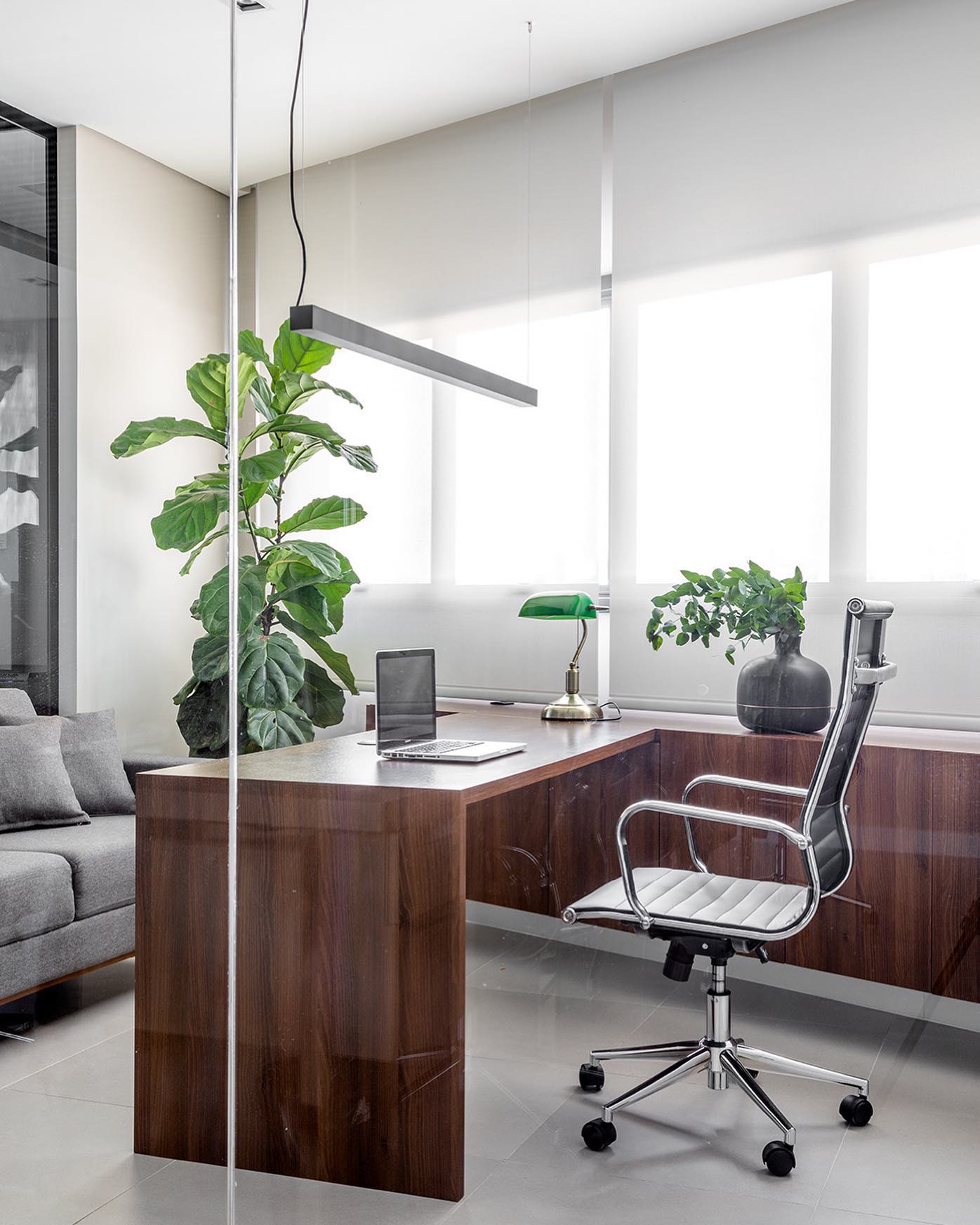 decoração de escritório com itens simples e essenciais.