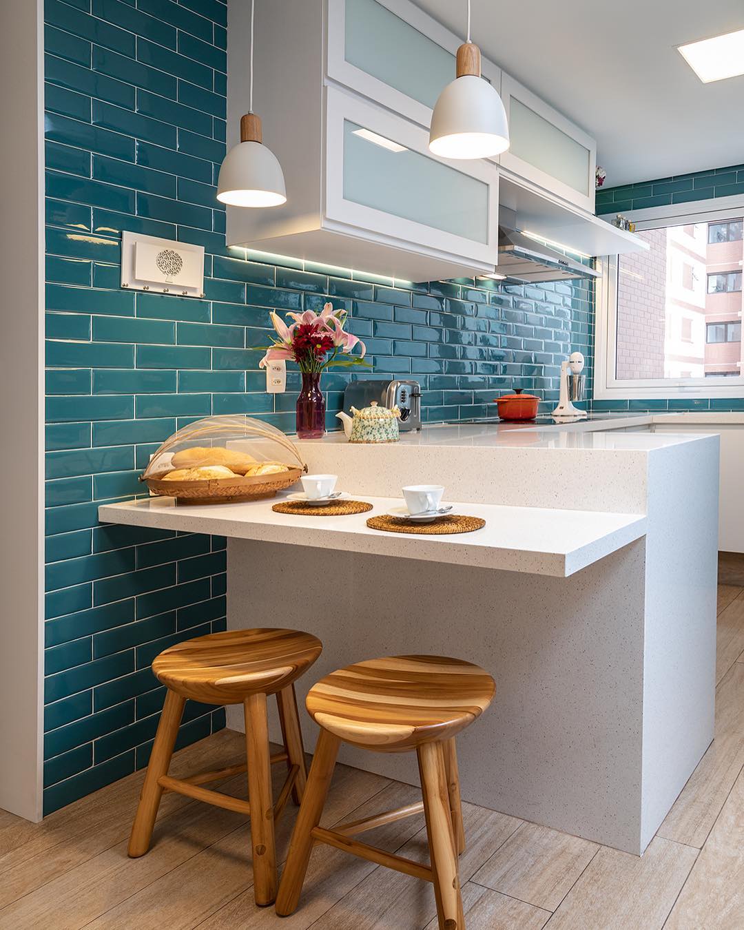 Azul petróleo: 70 ideias modernas para decorar com a cor