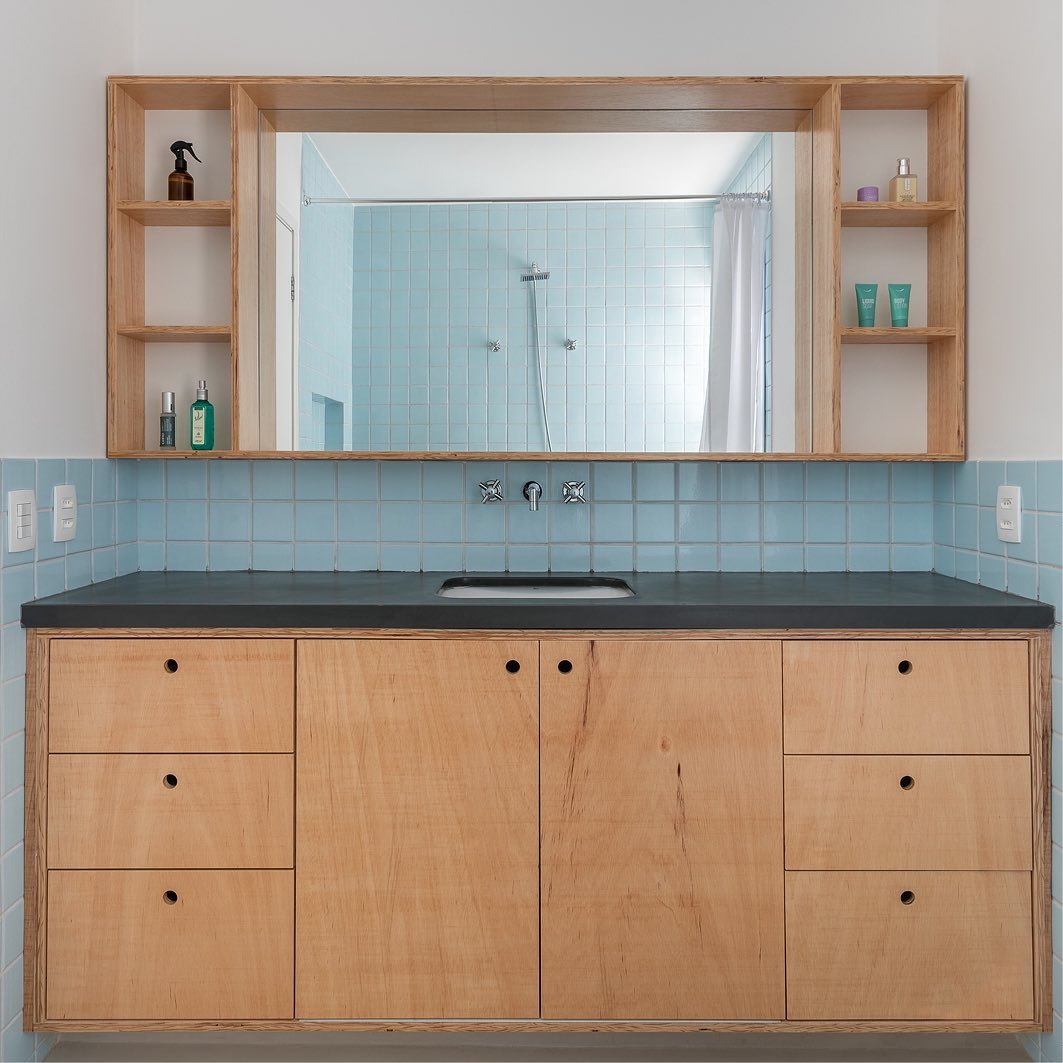 banheiro com revestimento de cerâmica para parede azul.