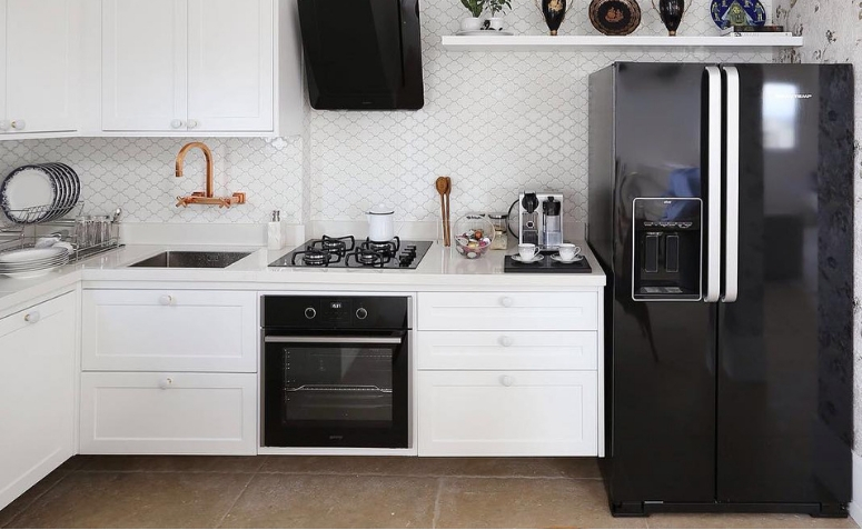 Geladeira preta: saiba como decorar a cozinha com essa peça marcante