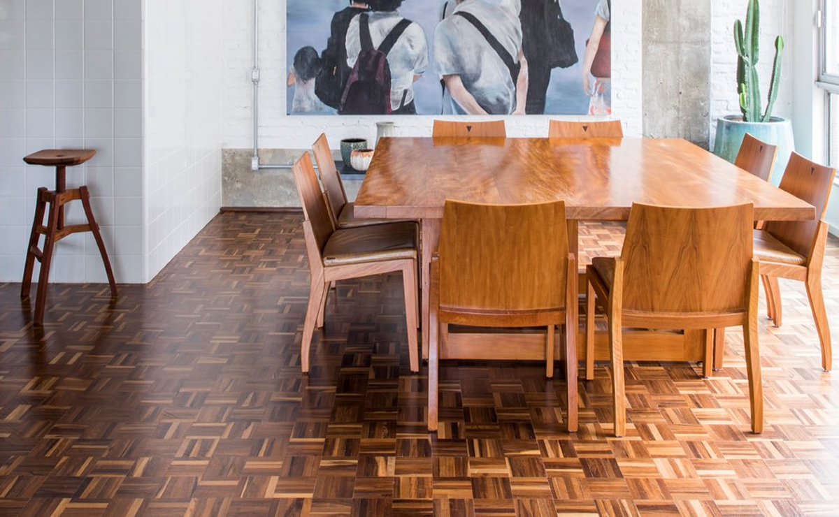 piso de taco com sinteco em sala de jantar.