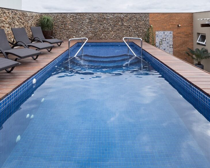 Foto de piscina com deck 10 - 14