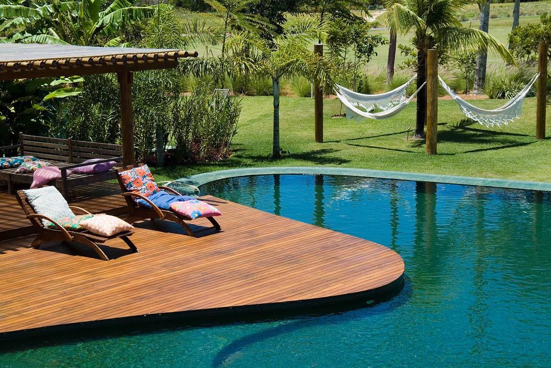 Piscina com deck: dicas e 70 ideias para sua área de lazer