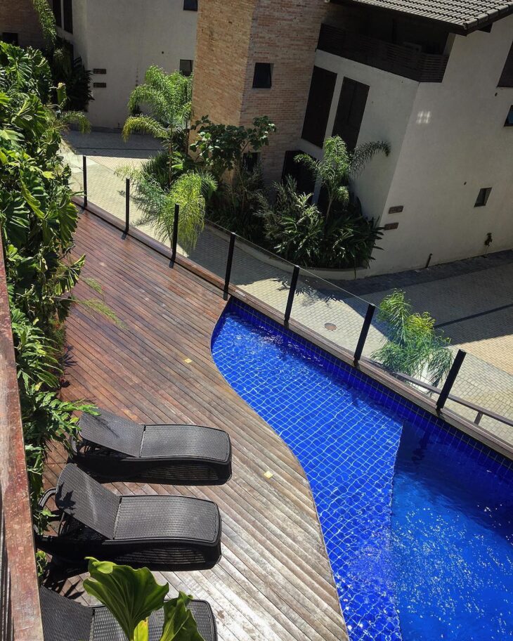 Foto de piscina com deck 36 - 39