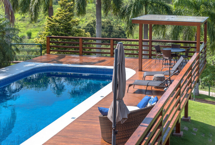 Foto de piscina com deck 39 - 43