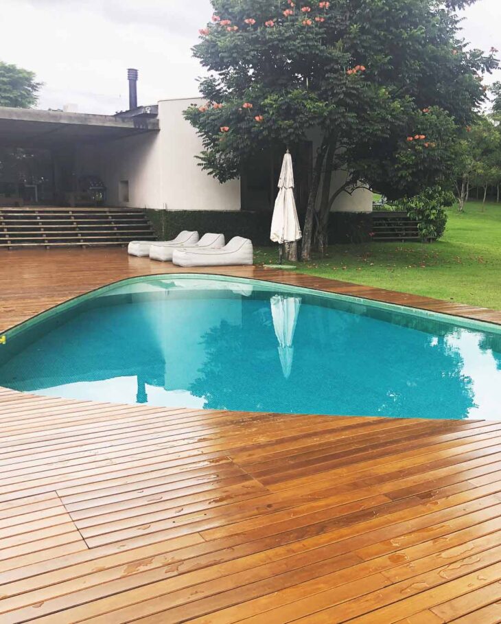 Foto de piscina com deck 58 - 62