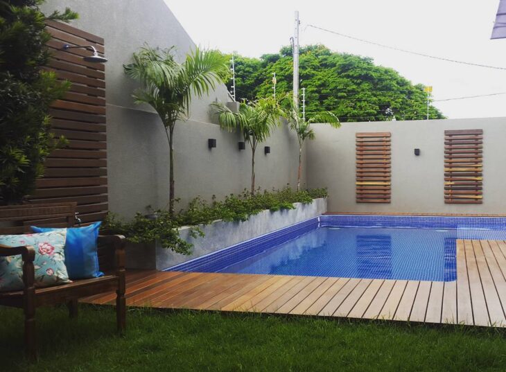 Foto de piscina com deck 62 - 67