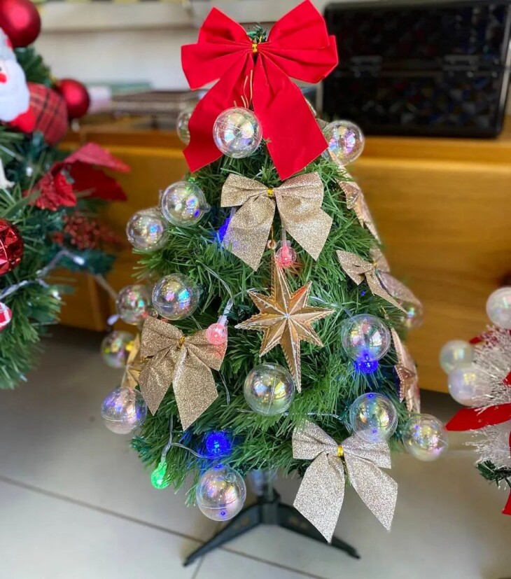 arvore de natal pequena para mesa, ela possui laços