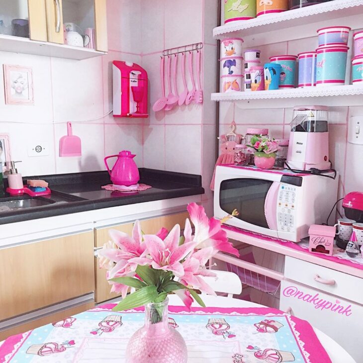 Foto de cozinha rosa 47 - 52