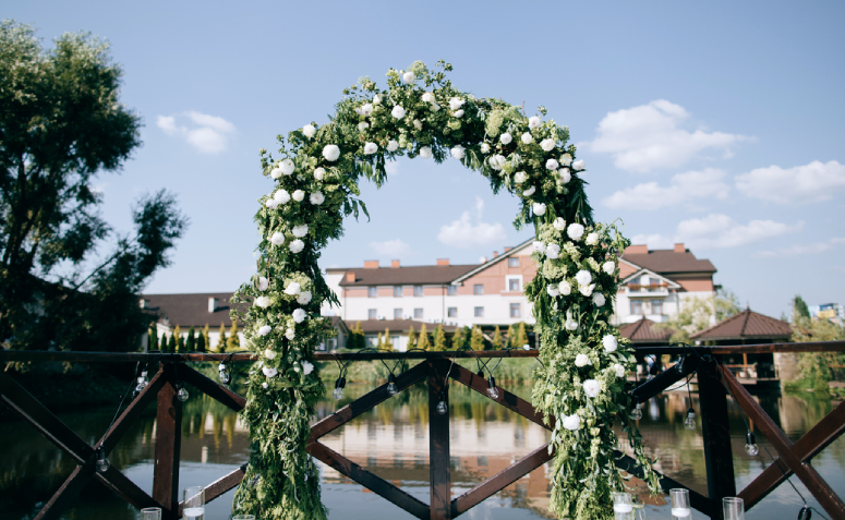 Arco de flores: 45 inspirações e passo a passo para uma festa mais bonita