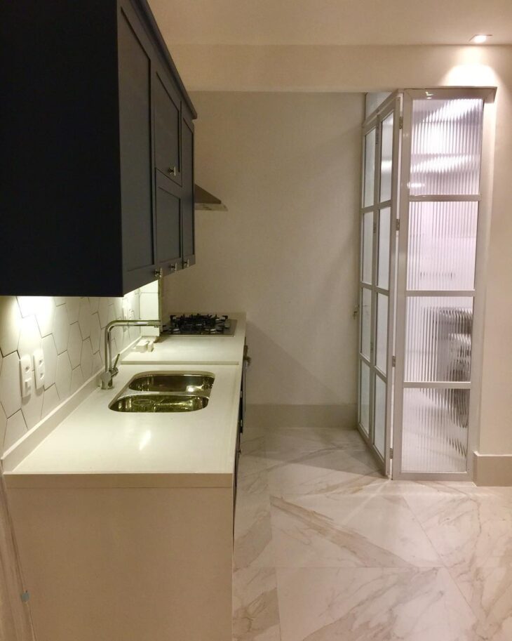 Foto de porcelanato bege 13 - 14