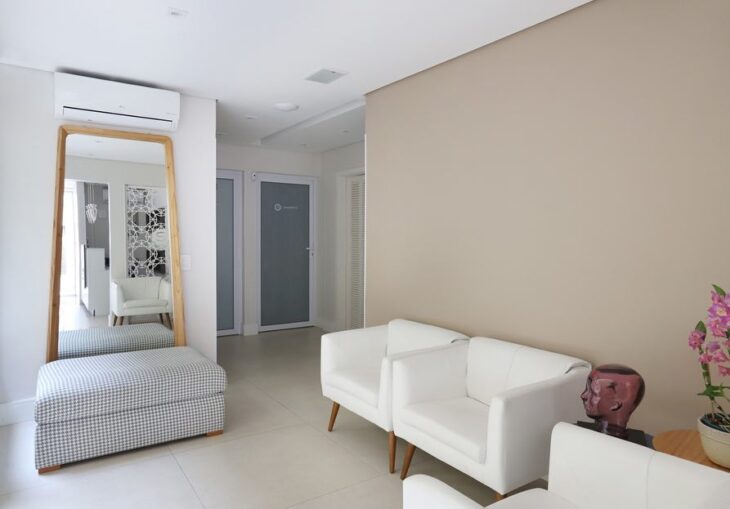 Foto de porcelanato bege 21 - 22