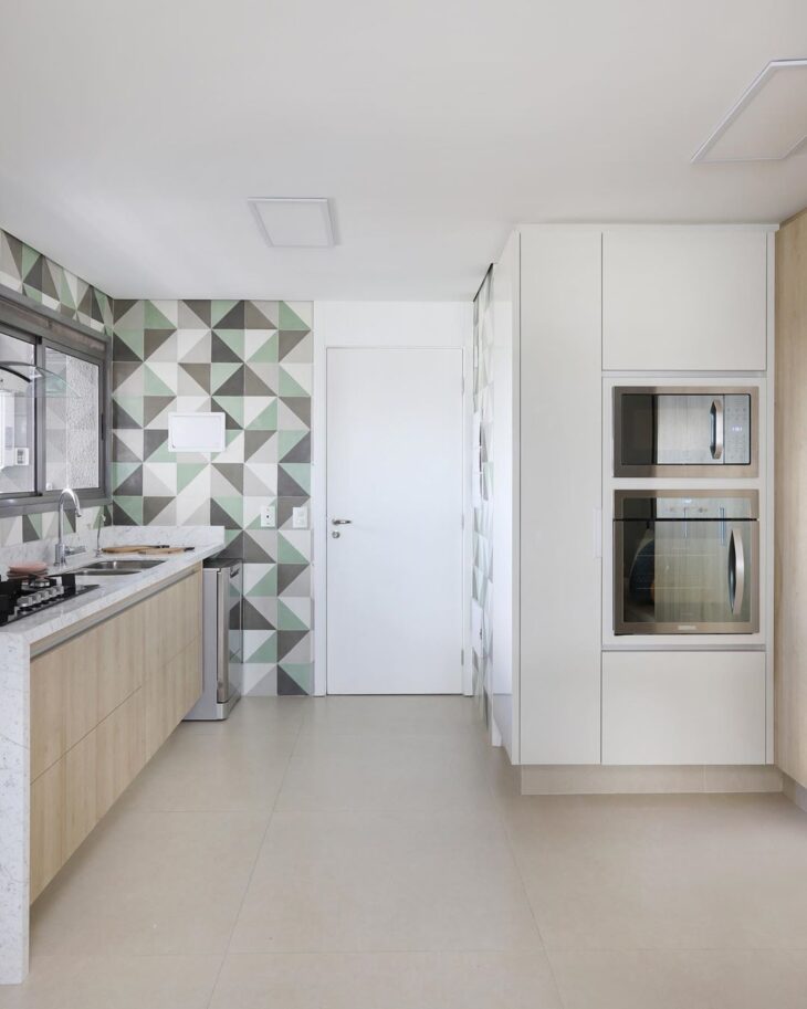 Foto de porcelanato bege 31 - 32