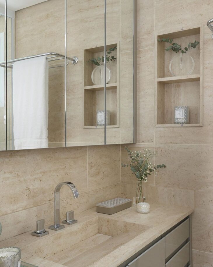 Foto de porcelanato bege 50 - 51