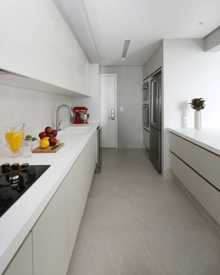 Foto de porcelanato bege 58 - 59
