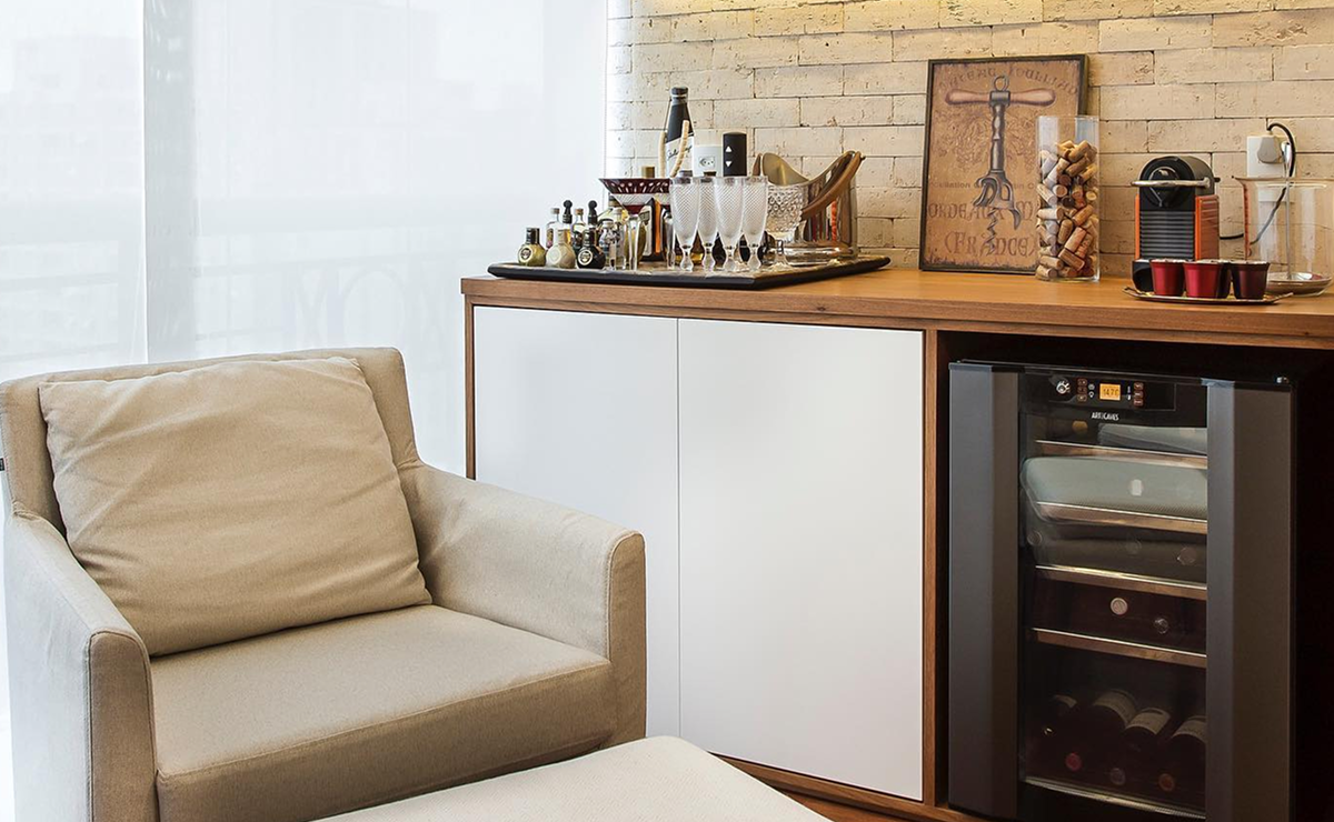 minibar em casa com adega e bandeja de bebidas.