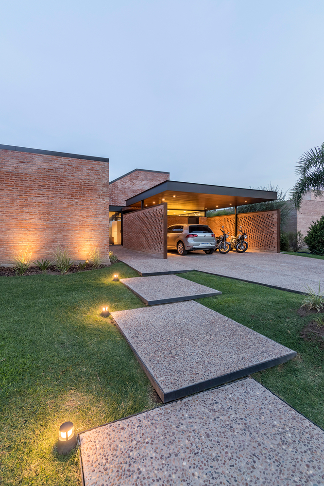 garagem residencial com cobertura metálica e forro de madeira