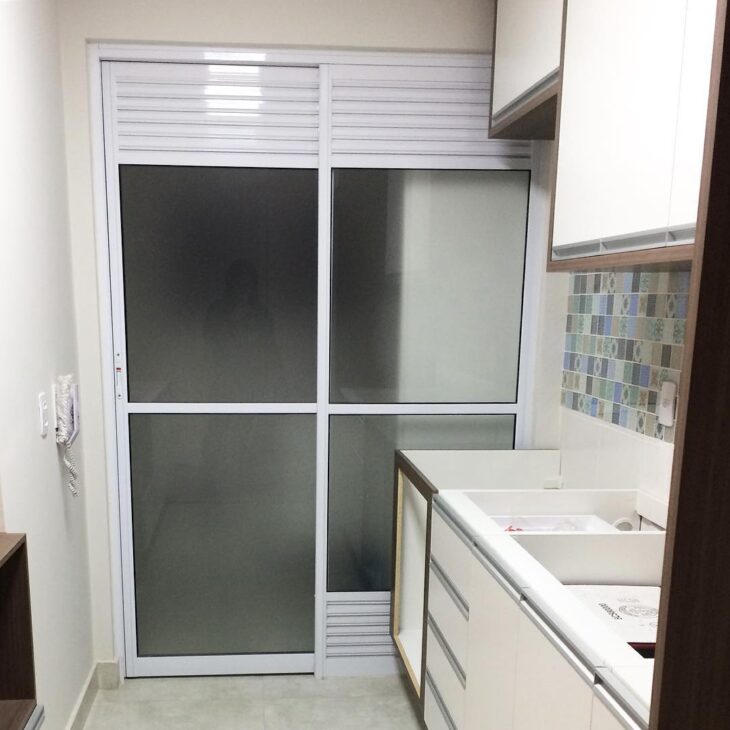 Foto de ideias para separar a cozinha da lavanderia 5 - 8