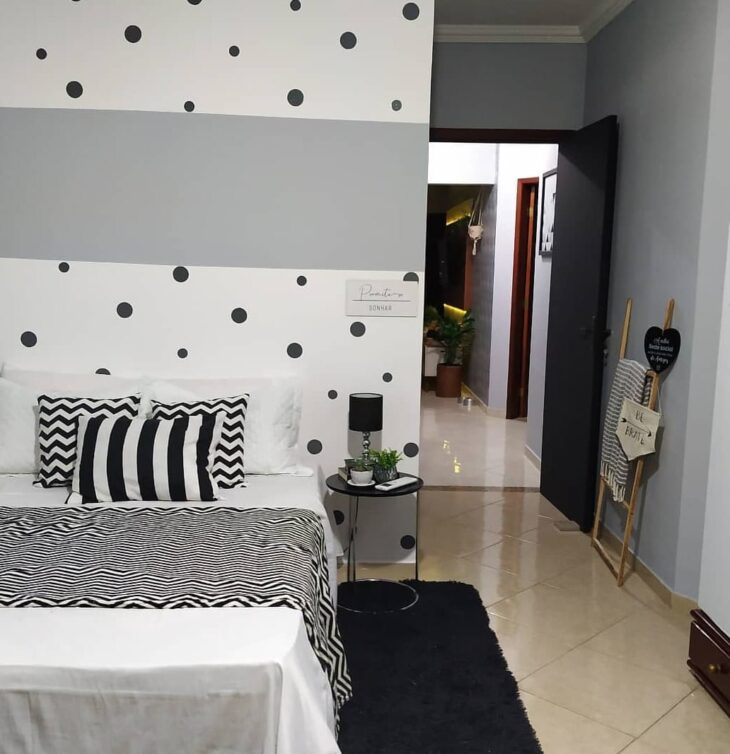 Foto de quarto preto e branco 73 - 23