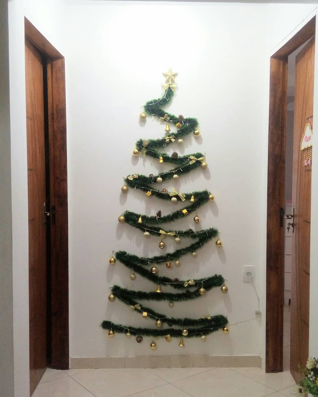 Foto de arvore de natal na parede 83 - 86