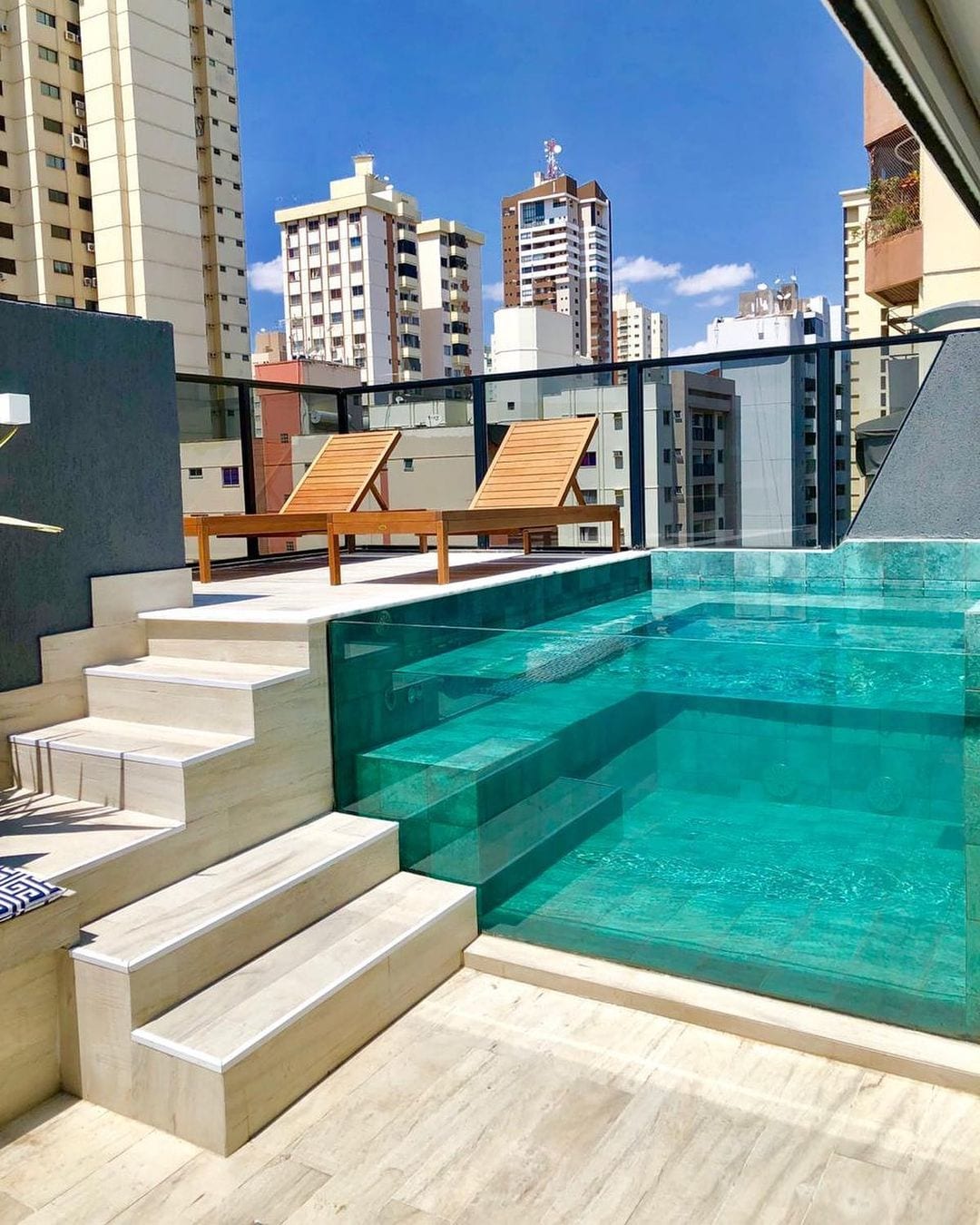Piscina elevada: dicas profissionais + 20 projetos incríveis