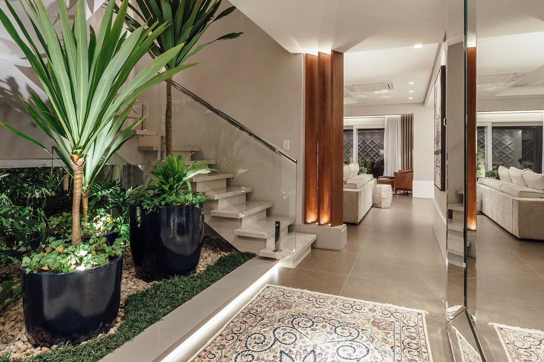 Jardim embaixo da escada: aprenda como fazer + 40 fotos