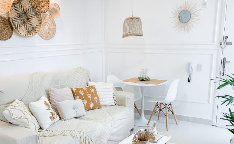 Palha e cobre se destacam na decoração de apartamento
