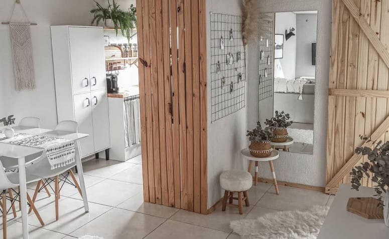 Decoração neutra e minimalista encanta em apê de 50m²