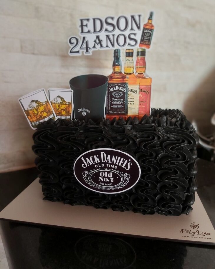 Foto de bolo jack daniels 66 - 69