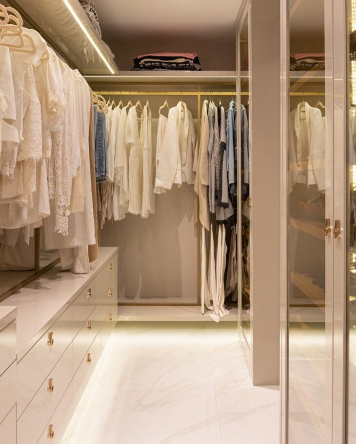 Foto de closet aberto 69 - 72