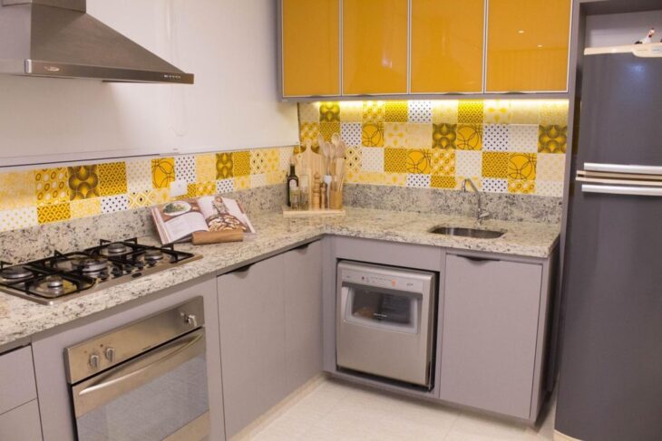 Foto de armario de cozinha amarelo 43 - 45