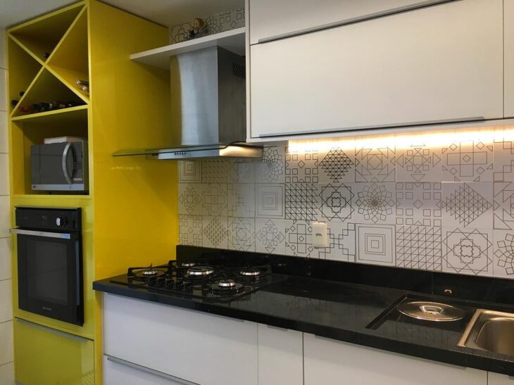 Foto de armario de cozinha amarelo 54 - 56