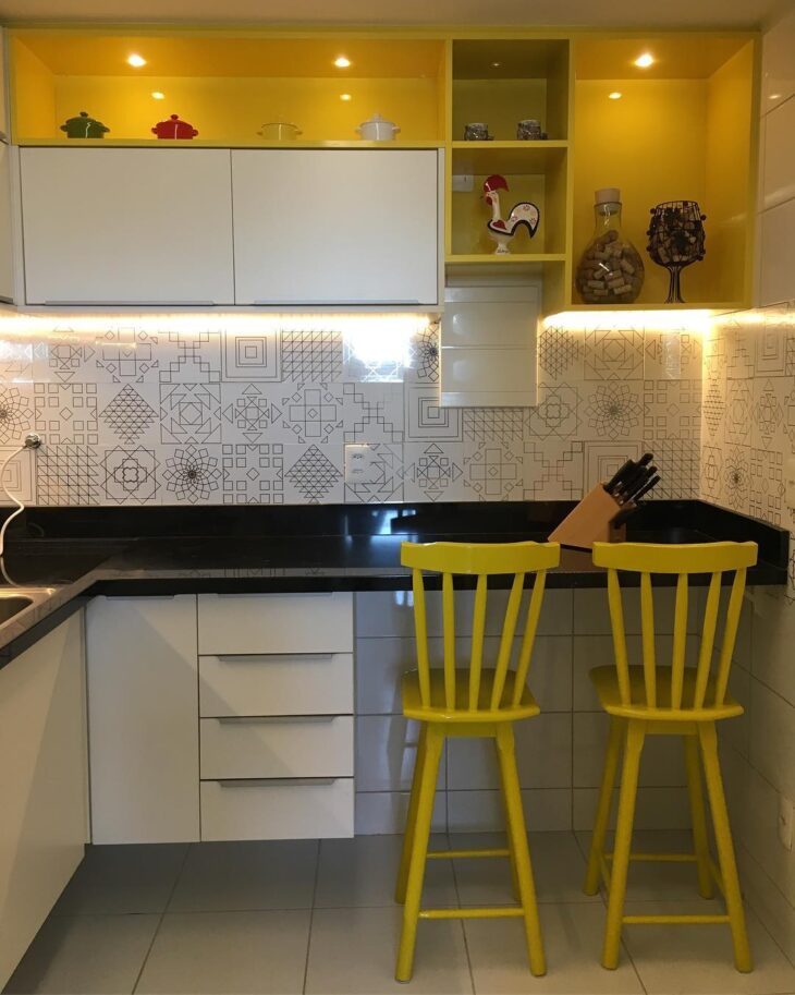 Foto de armario de cozinha amarelo 60 - 62