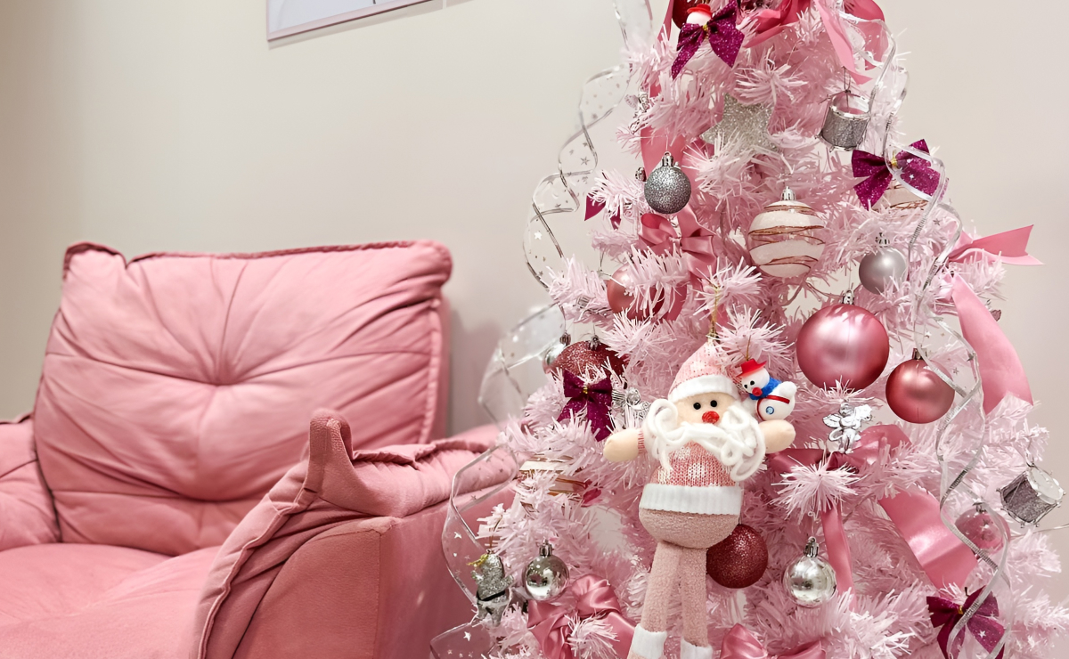 65 ideias de árvore de Natal rosa para inovar na decoração natalina